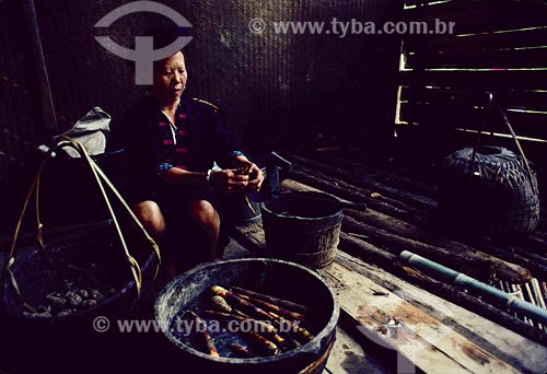  Assunto: Mulher fazendo preparo de bambús
Local: China 