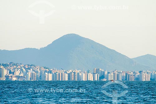  Assunto:Vista do do centro da cidade a partir do Pontal da Daniela. 
Local: Florianópolis - SC - Brasil.
Data: Abril de 2008 