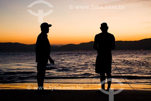  Assunto:homens pescando durante o pôr-do-sol na Praia da Daniela. 
Local: Florianópolis - SC - Brasil.
Data: Abril de 2008 