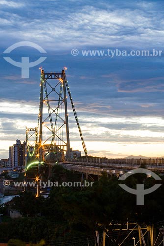  Assunto: Ponte Hercílio Luz ao anoitecer. Florianópolis, Santa Catarina, Brasil.
Local: Florianópolis - SC - Brasil.
Data: Abril de 2008 