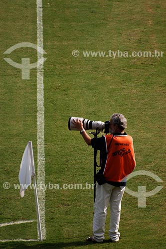  Assunto: Fotógrafo trabalhando em jogo de futebol no Estádio Maracanã / Local: Rio de Janeiro - RJ / Data: 02/2008 