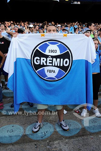  Assunto: Torcedor do Grêmio FC segurando bandeira do time no estádio Olimpico Monumental / Local: Porto Alegre - RS / Data: 04/2008 