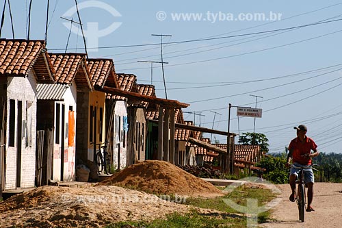  Assunto: Casas e homem andando de bicicleta / Local: Tufilândia - MA / Data: 08/2008 