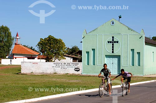  Assunto: Igreja e Farol da Educação na praça principal da cidade de Tufilândia / Local: MA / Data: 08/2008 