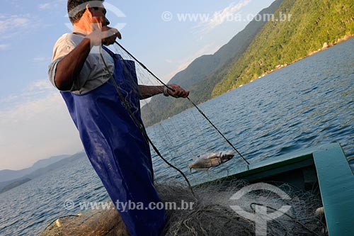  Assunto: Pescador segurando rede / Local: Reserva Juatinga, Saco de Mamanguá - Paraty - RJ / Data: fevereiro 2008 