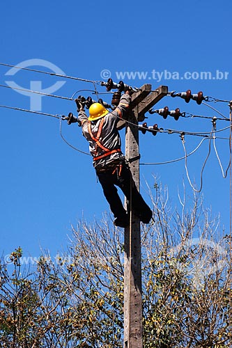  Assunto: Manutenção de cabos elétricos na BR 222 no acesso a Tufilândia pela CEMAR / Local: MA / Data: 08/2008 