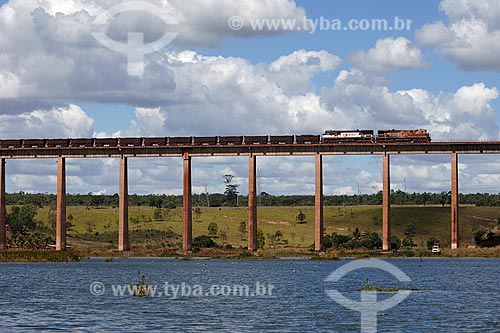  Assunto: Trem de carga da EFC (Estrada de ferro Carajás) na Ponte do 40, ponto turístico de Açailandia / Local: MA / Data: 08/2008 