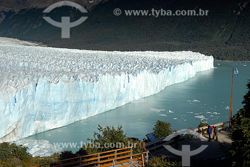  Assunto: Parque Nacional Los Glaciares -  Glaciar perito Moreno - Turistas / Local: patagônia - Argentina / Data: 02/2008 