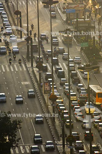  Assunto: Vista do tráfego na avenida Paulista - Trânsito - Engarrafamento / 
Local : São Paulo - SP / 
Data : Junho de 2006 