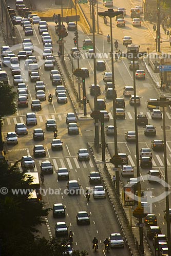  Assunto: Vista do tráfego na avenida Paulista - Trânsito - Engarrafamento / 
Local : São Paulo - SP / 
Data : Junho de 2006 