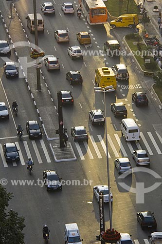 Assunto: Vista do tráfego na avenida Paulista - Trânsito - Engarrafamento / 
Local : São Paulo - SP / 
Data : Junho de 2006 