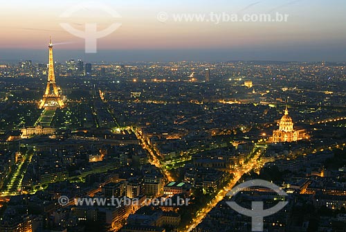  Assunto: Vista noturna de Paris, Torre Eiffel (Tour Eiffel) e Palácio dos Inválidos (Les Invalides) / Local: Paris - França / Data: 20 de Abril de 2007 