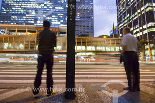  Assunto: Pedestres  na Avenida Paulista ao anoitecer / 
Local : São Paulo - SP / 
Data : Julho de 2007 