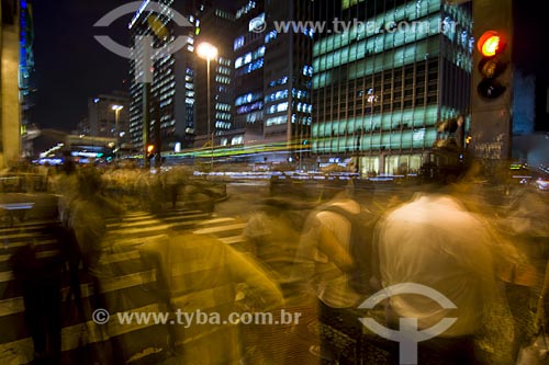  Assunto: Pedestre andando na Avenida Paulista ao anoitecer / 
Local : São Paulo - SP / 
Data : Julho de 2007 