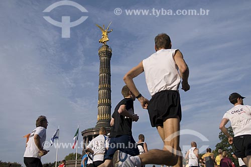  Assunto: Maratonistas cruzando a praça Siegessaule, a praça da Vitória / Local: Berlim - Alemanha / Data: 27 de Setembro de 2008 