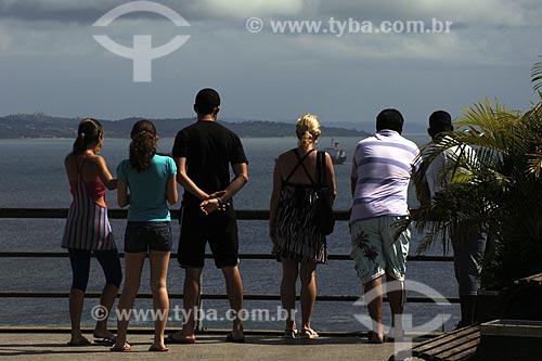  Assunto: Turistas no mirante ao lado do Elevador lacerda com Baía de Todos os Santos ao fundo / Local: Salvador (BA) / Data: 18 de Julho de 2008 