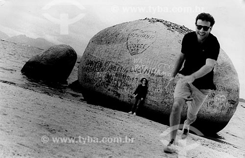  Assunto: Casal em praia de Paquetá (Rogério e Mayra) / 
Local: Ilha de Paquetá - RJ / 
Data: 1998 