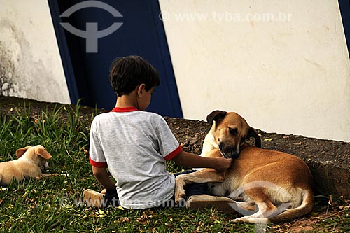  Assunto: Menino com cachorro / Local: Minas Gerais (MG) / Data: 23/04/2009 