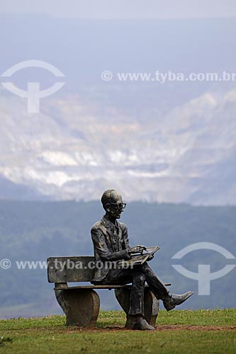  Assunto: Estátua no Memorial Carlos Drummond de Andrade com a Mina Cauê ao fundo / Local: Itabira - Minas Gerais (MG) - Brasil / Data: 25/04/2009 