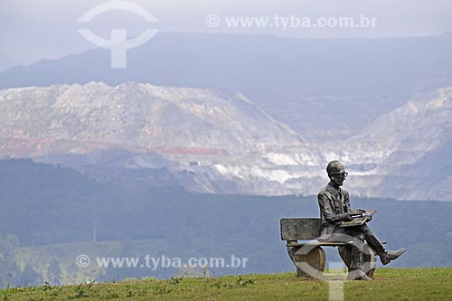  Assunto: Estátua no Memorial Carlos Drummond de Andrade com a Mina Cauê ao fundo / Local: Itabira - Minas Gerais (MG) - Brasil / Data: 25/04/2009 