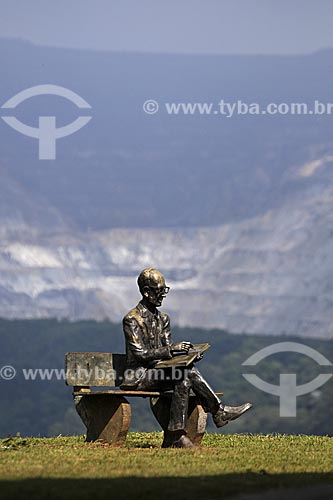  Assunto: Estátua no Memorial Carlos Drummond de Andrade com a Mina Cauê ao fundo / Local: Itabira - Minas Gerais (MG) - Brasil / Data: 25/04/2009 