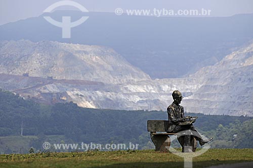  Assunto: Estátua no Memorial Carlos Drummond de Andrade com a Mina Cauê ao fundo / Local: Itabira - Minas Gerais (MG) - Brasil / Data: 25/04/2009 