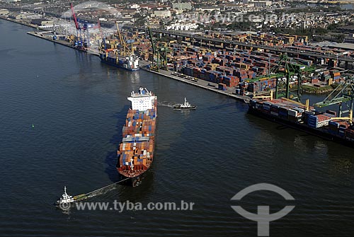  Assunto: Vista aérea do Porto do Rio de Janeiro com navio cargueiro manobrando / Local: Rio de Janeiro - RJ - Brasil / Data: 06/2008 