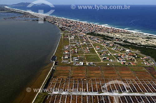  Assunto: Vista aérea de Salinas / Local: Região dos Lagos - RJ - Brasil / Data: 06/2008 