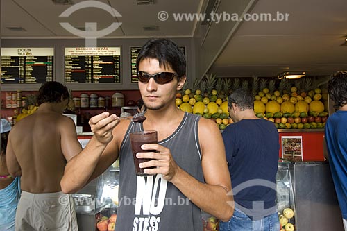  Assunto: Rapaz comendo Açaí (Euterpe oleracea) em Ipanema / Local: Rio de Janeiro - RJ - Brasil / Data: Fevereiro de 2006  Released 