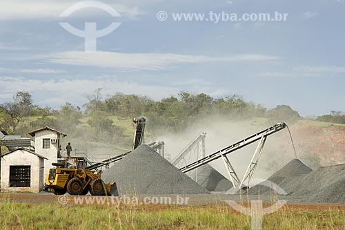  Assunto: Indústria de extração de brita (mineração) / Local: Estrada Boa Vista-Pacaraima - Roraima - Brasil / Data: Janeiro de 2006 