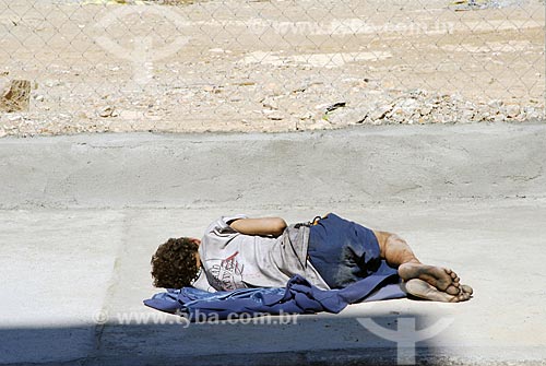  Assunto: Menino drogado dormindo no chão da região da Estação da Luz - Cracolândia / 
Local: São Paulo - SP - Brasil / 
Data: 01/2008 