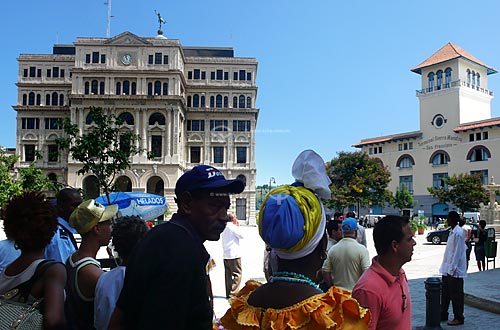  Assunto: Pessoas na praça em frente à Estação de barcas Sierra Maestra / Local: Havana - Cuba / Date: outubro 2009 