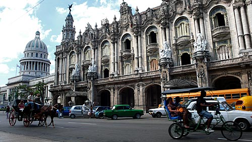  Assunto: Triciclo e charrete em frente ao Gran Teatro de la Habana (Grande Teatro de Havana) com o Capitólio ao fundo / Local: Havana - Cuba / Data: outubro 2009 