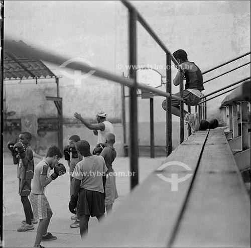  Assunto: Crianças lutando boxe na escola 