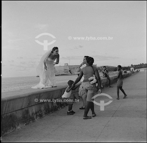  Assunto:Noiva no Malecón com o Castelo de San Salvador de la Punta ao fundo / Local: Havana - Cuba / Date: outubro 2009 