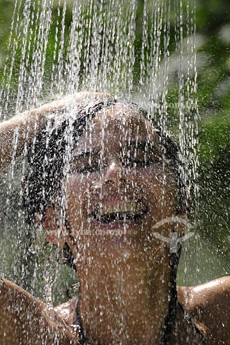  Assunto: Mulher tomando banho  de chuveiro fora de casa  / Local:  Fagundes - Secretário - Petrópolis - RJ  / Data: 21/02/2009 