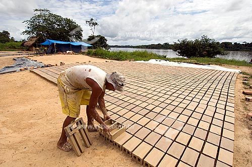  Assunto: Fabricação de tijolos de argila - Beira do Rio Branco  / Local:  Perto de Caracaraí - Roraima - Brasil  / Data: Janeiro de 2006 