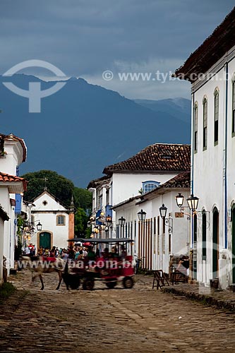  Assunto: Charrete passando pela Rua Samuel Costa, transportando turistas, com Igreja Nossa Senhora do Rosário ao fundo   / Local: Paraty - Costa Verde - Rio de Janeiro  / Data: Janeiro 2010 