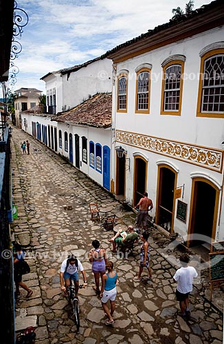  Assunto: Turistas caminhando  em rua com pavimentação de pedra conhecida como 