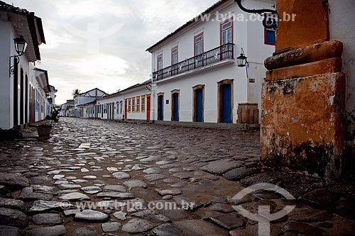  Assunto: Casario colonial de Paraty em rua com pavimentação em pedra conhecida como 