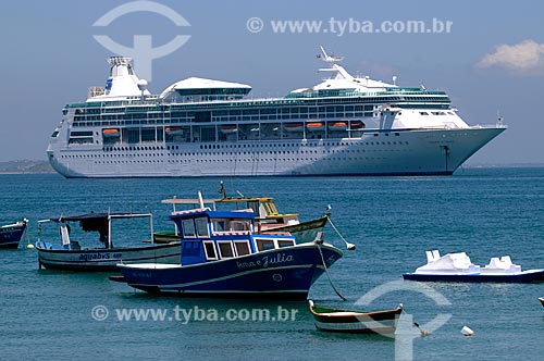  Assunto: Barcos de pesca em primeiro plano, com Navio Cruzeiro ao fundo  / Local:  Búzios - Rio de Janeiro (RJ) - Brasil  / Data: 2009 