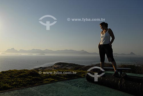  Assunto: Mulher assistindo o pôr do sol da Ilha Rasa  / Local:  Rio de Janeiro - RJ - Brasil  / Data: 09/2009 