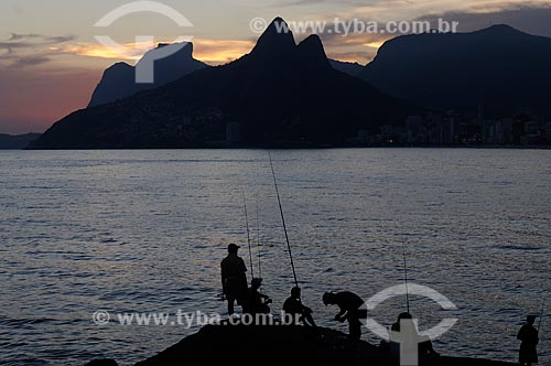  Assunto: Pescadores na Pedra do Arpoador em Ipanema  / Local: Rio de Janeiro - RJ - Brasil  / Data: maio 2009 