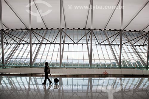  Assunto: Pessoa carregando bagagem no hall do  Aeroporto Internacional de Carrasco - General Cesareo L. Berisso - projeto do arquiteto uruguaio Rafael Viñoly / Local:  Montevidéu - Uruguai  / Data: 10/03/2010 