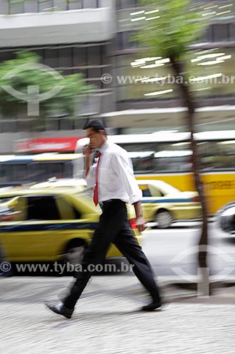  Assunto: Pedestre andando na calçada do centro comercial da cidade  / Local:  Rio de Janeiro - RJ - Brasil  / Data: 19/02/2010 