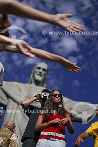  Assunto: Turistas fotografando no Cristo Redentor  / Local:  Rio de Janeiro - RJ - Brasil  / Data: 20/02/2010   autorização de uso de imagem (84 e 85) 