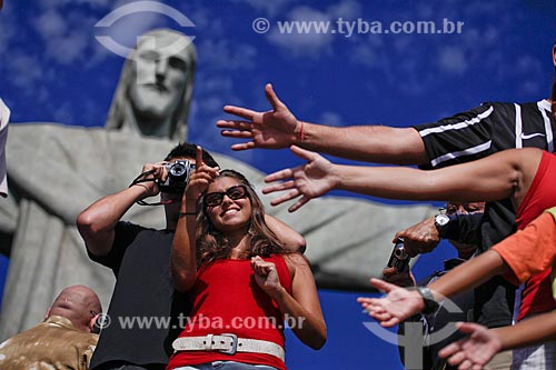  Assunto: Turistas fotografando no Cristo Redentor  / Local:  Rio de Janeiro - RJ - Brasil  / Data: 20/02/2010  autorização de uso de imagem (84 e 85) 