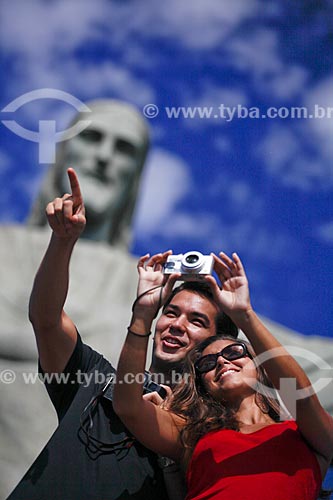  Assunto: Turistas fotografando no Cristo Redentor  / Local:  Rio de Janeiro - RJ - Brasil  / Data: 20/02/2010  autorização de uso de imagem (84 e 85) 