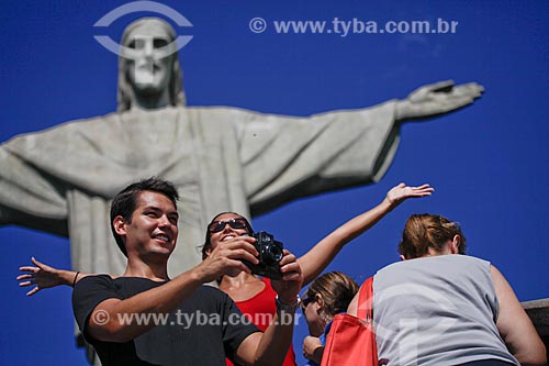  Assunto: Turistas fotografando no Cristo Redentor  / Local:  Rio de Janeiro - RJ - Brasil  / Data: 20/02/2010  autorização de uso de imagem (84 e 85) 