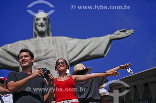  Assunto: Turistas fotografando no Cristo Redentor  / Local:  Rio de Janeiro - RJ - Brasil  / Data: 20/02/2010  autorização de uso de imagem (84 e 85) 